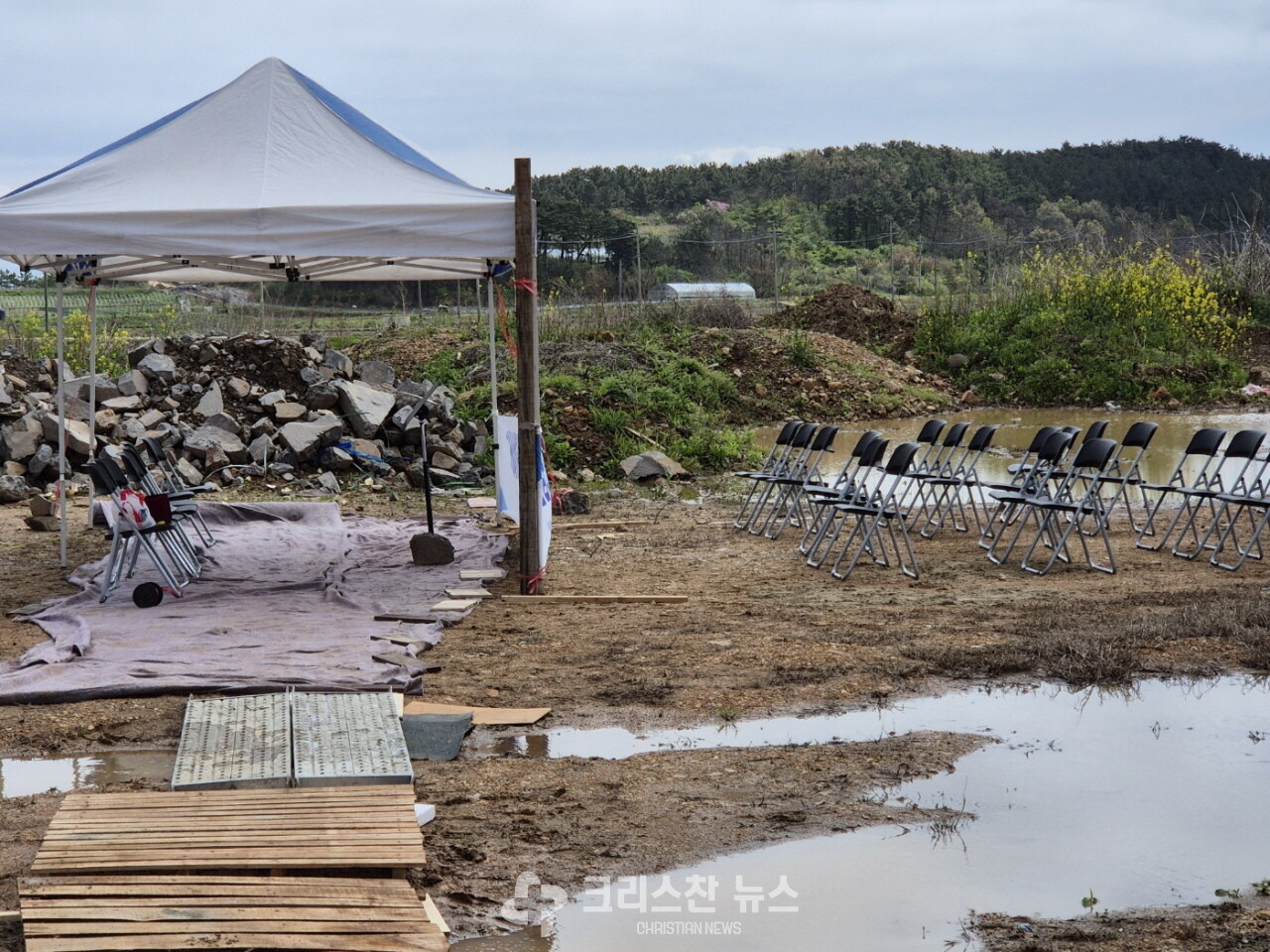 아침까지 내린 비로 신축기공 용지가 곳곳에 물이 고여 있다.