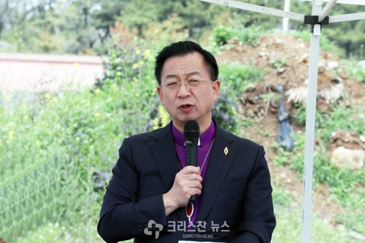 백령교회 예배당 건축이 기공되었음을 선언하는 김찬호 감독