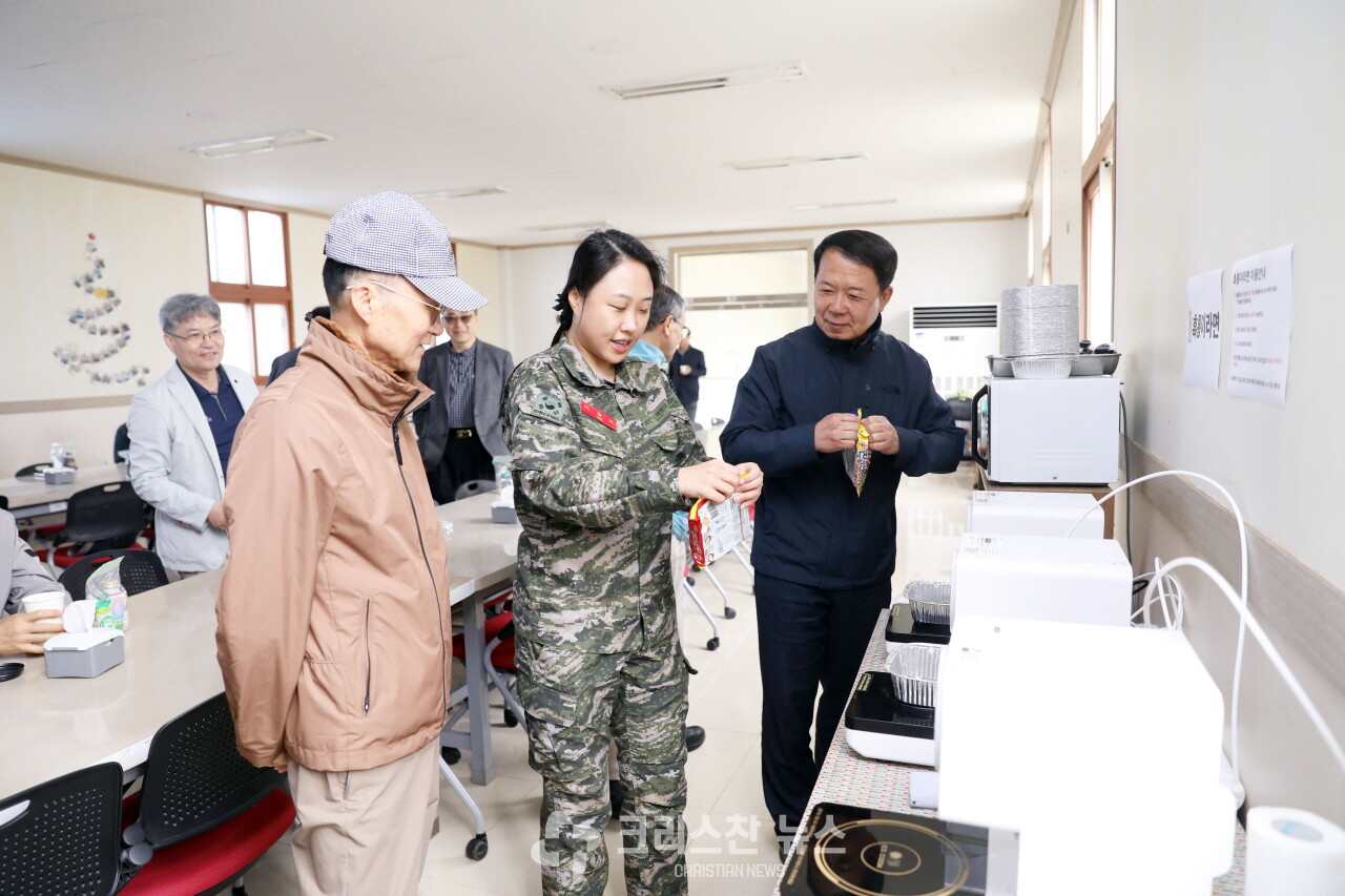 해병대군인교회에서 자동라면 끓이기 체험 모습