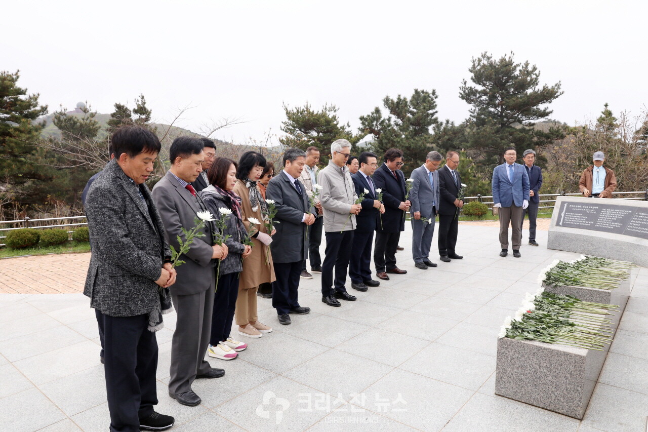 천안함 위령탑에서 기도하는 모습