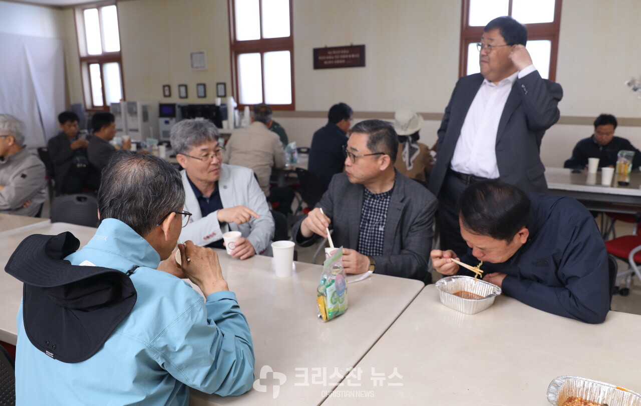 군인교회에서 즐거운 대화를 나누는 모습