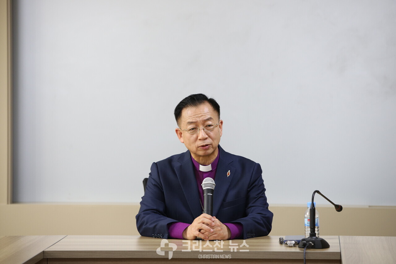 기자들의 질문에 답변하는 김찬호 감독