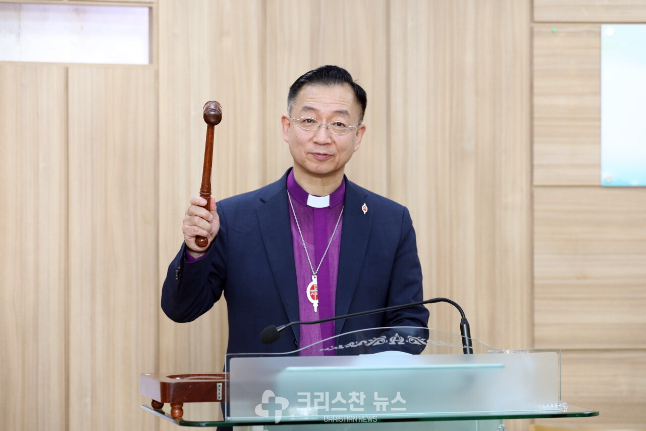 폐회를 선언하는 김찬호 감독