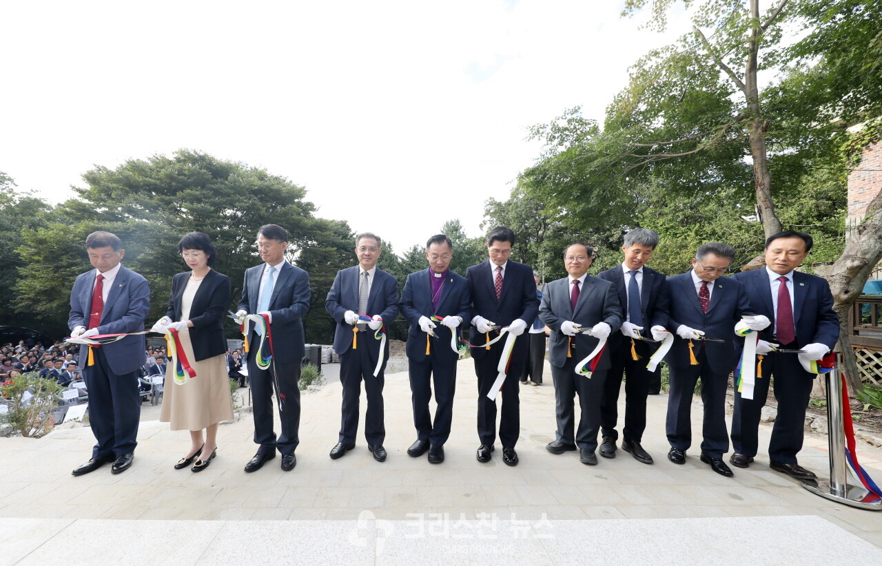 기념 리본 커팅식 모습