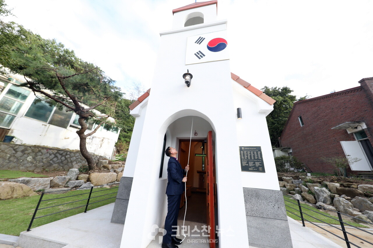 기념 타종하는 김찬호 감독