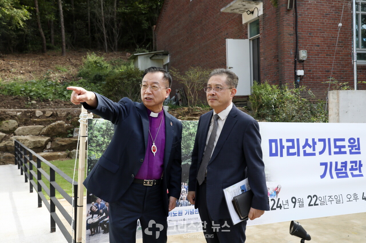 예배전 기념관 주변을 돌아보는 모습