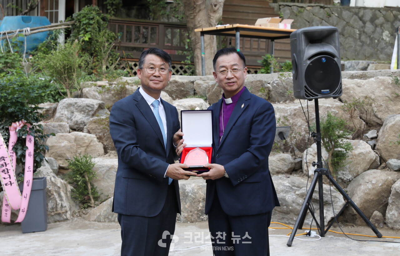 감사패 수여, 신경석 감리사(부평동지방회/마리산기도원 기념관 건립 조직위원장)