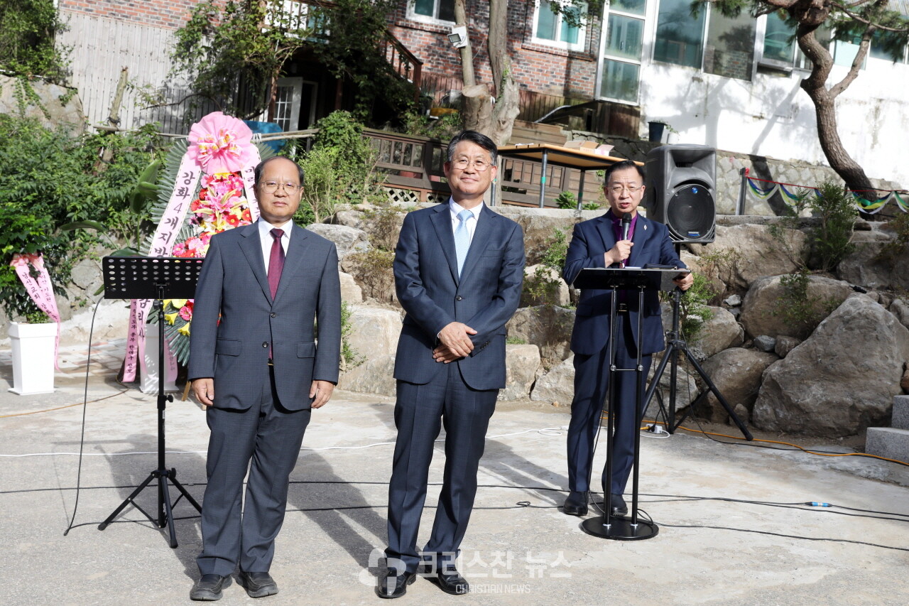 천수남 감리사와 신경석 감리사 소개 모습