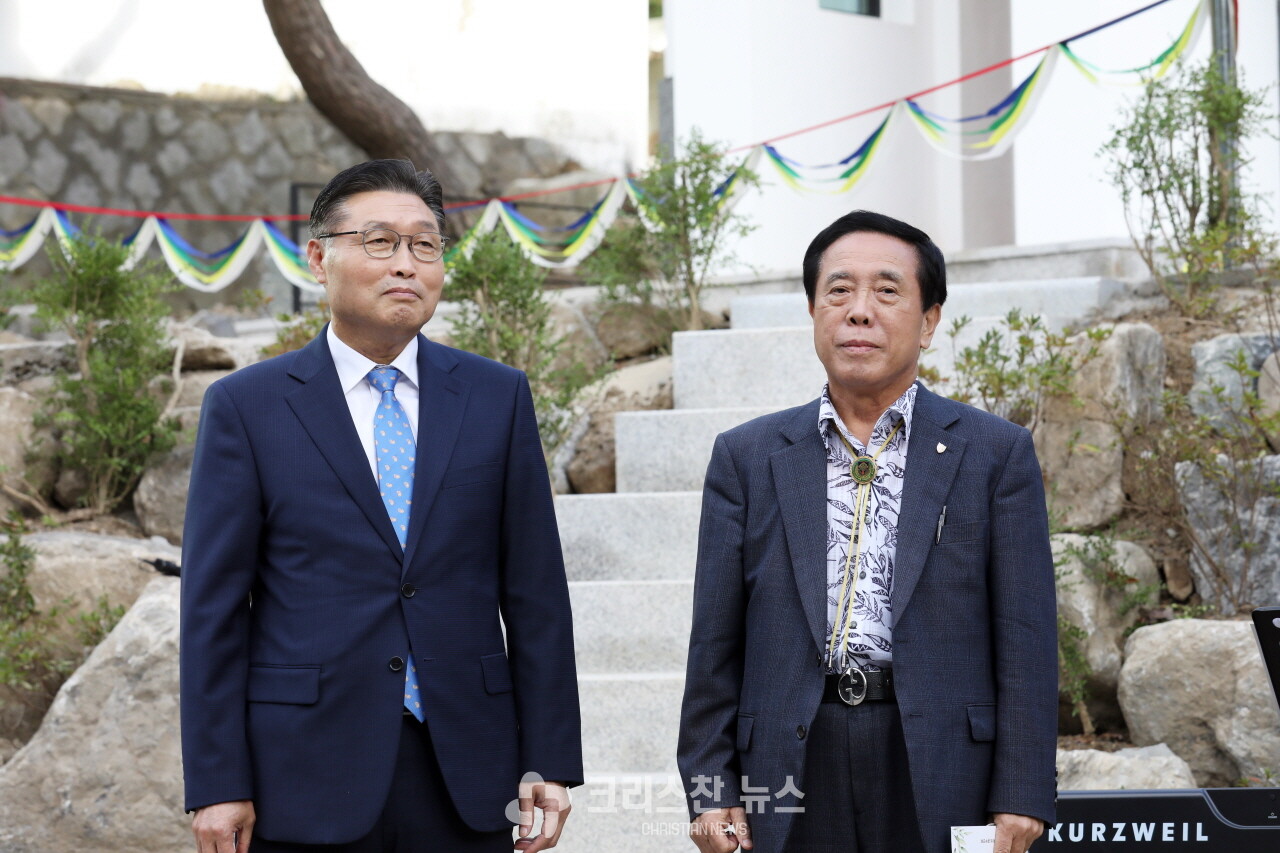 백령감리교회를 위해 수고하는 장성현 목사(국내외선교사업위원장/좌)와 이상호 장로(백령감리교회 건축위원장/우) 소개 모습