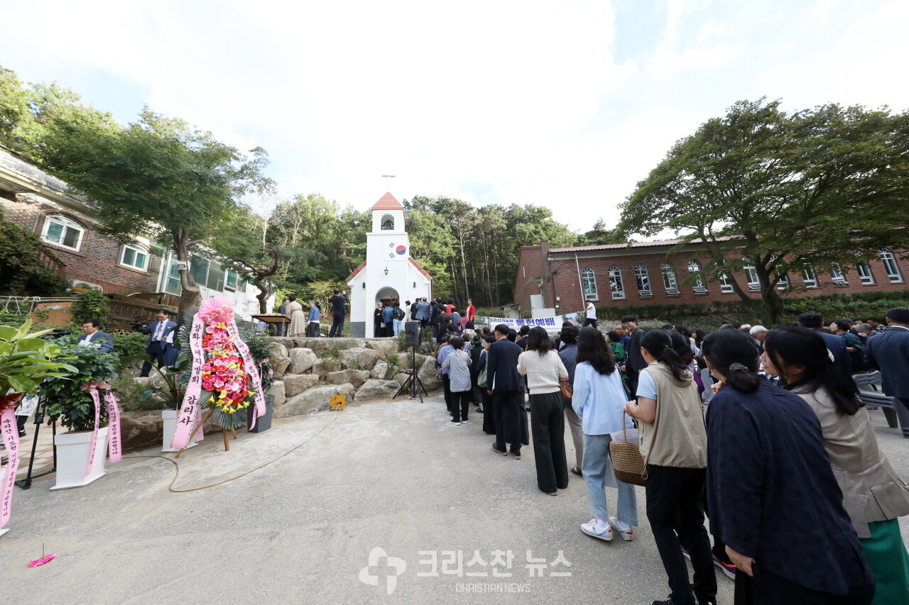 기념관을 둘러 보는 모습