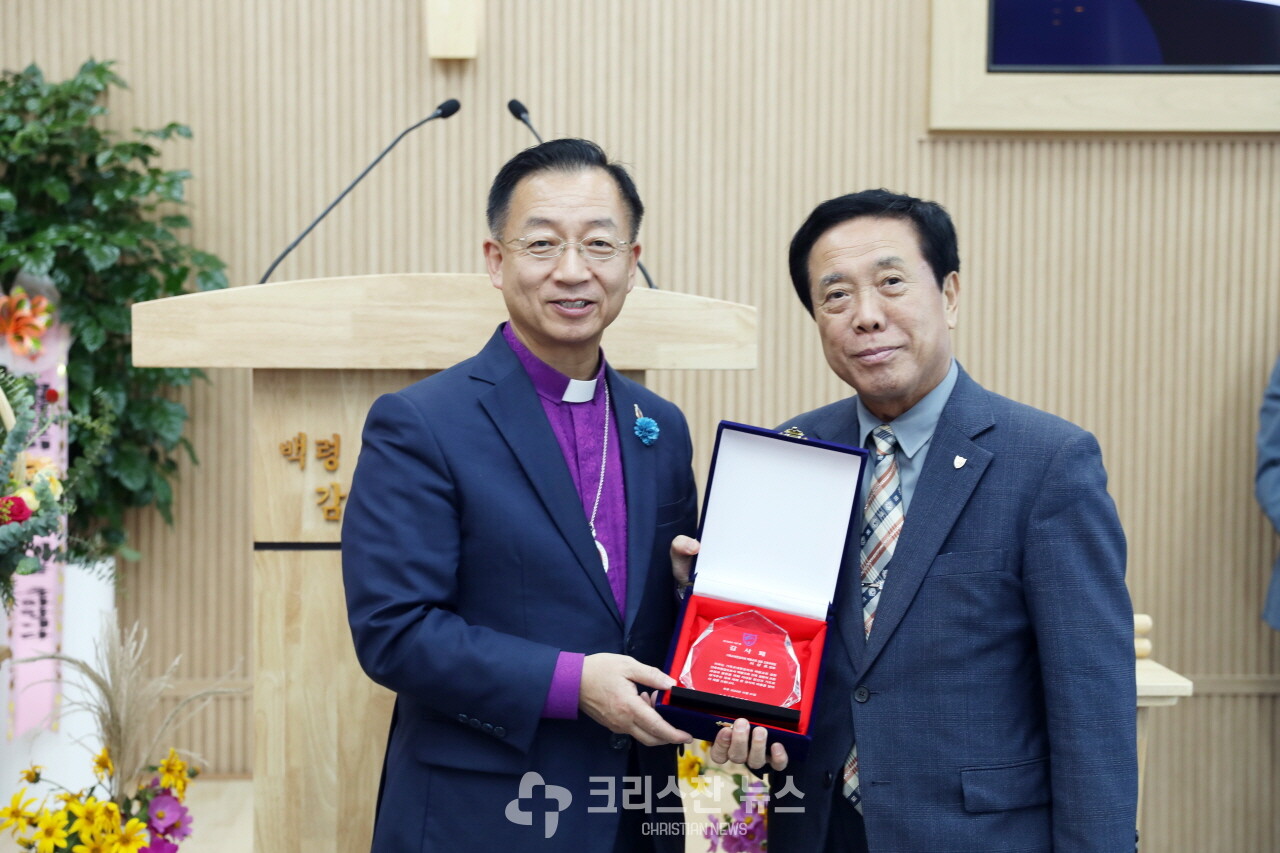 감사패 증정, 이상호 장로(백령감리교회 설립 건축위원장)