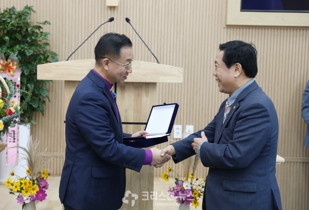 감사패 증정, 이상호 장로(백령감리교회 설립 건축위원장)