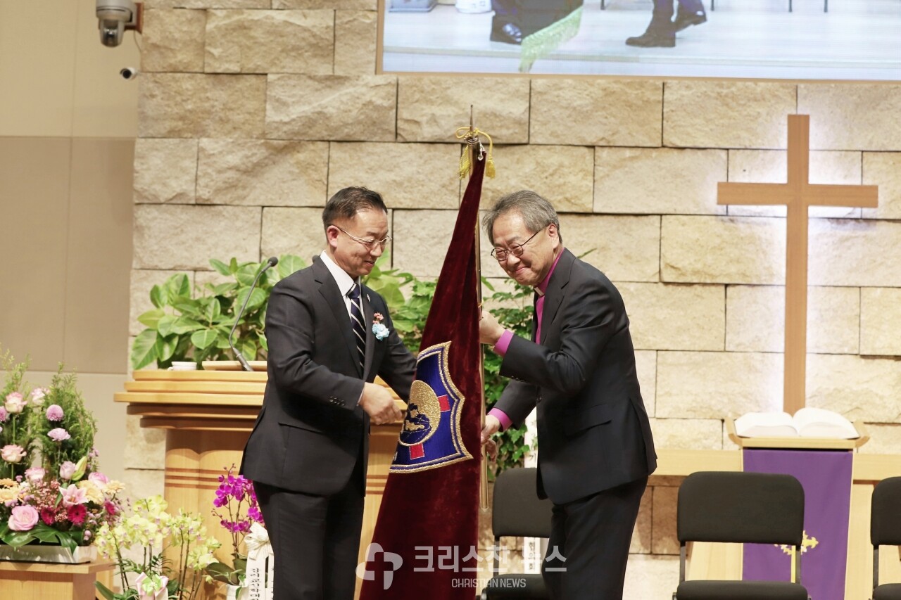 연회기를 인계하는 김찬호 감독