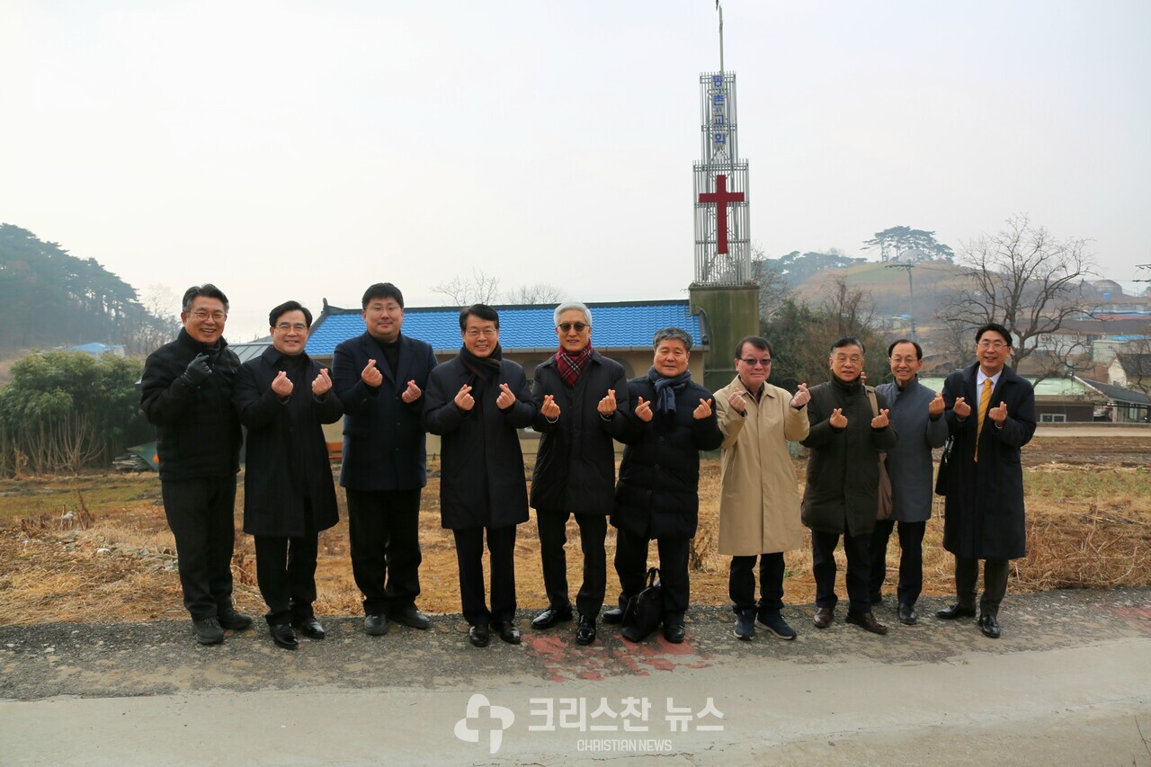 중부연회 웨슬리봉사단(단장 황규진 감독)이 동촌교회 앞에서 사진을 찍고 있다