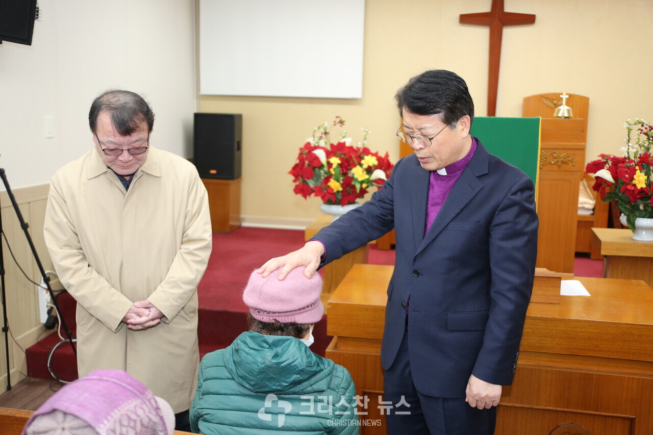 황규진 감독이 81세 김복순 권사에게 축복해주고 있다