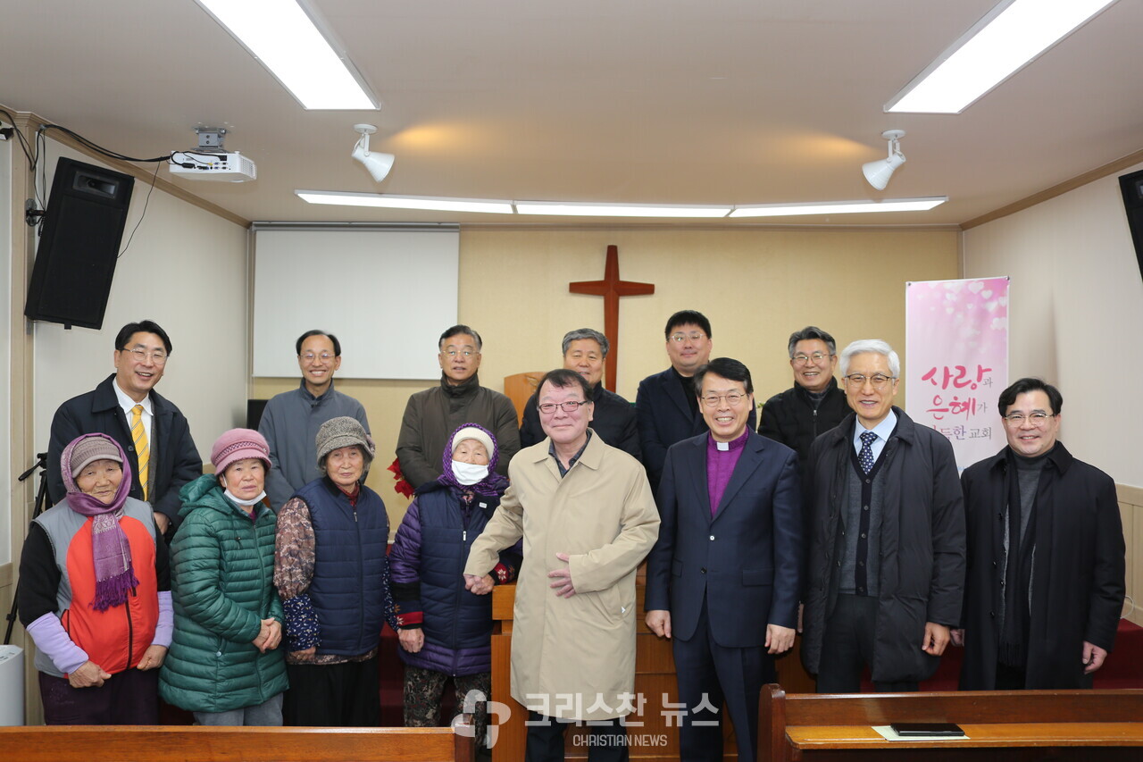 중부연회 웨슬리봉사단이 삼리교회 성도들과 삼리교회에서 기념사진을 찍고 있다