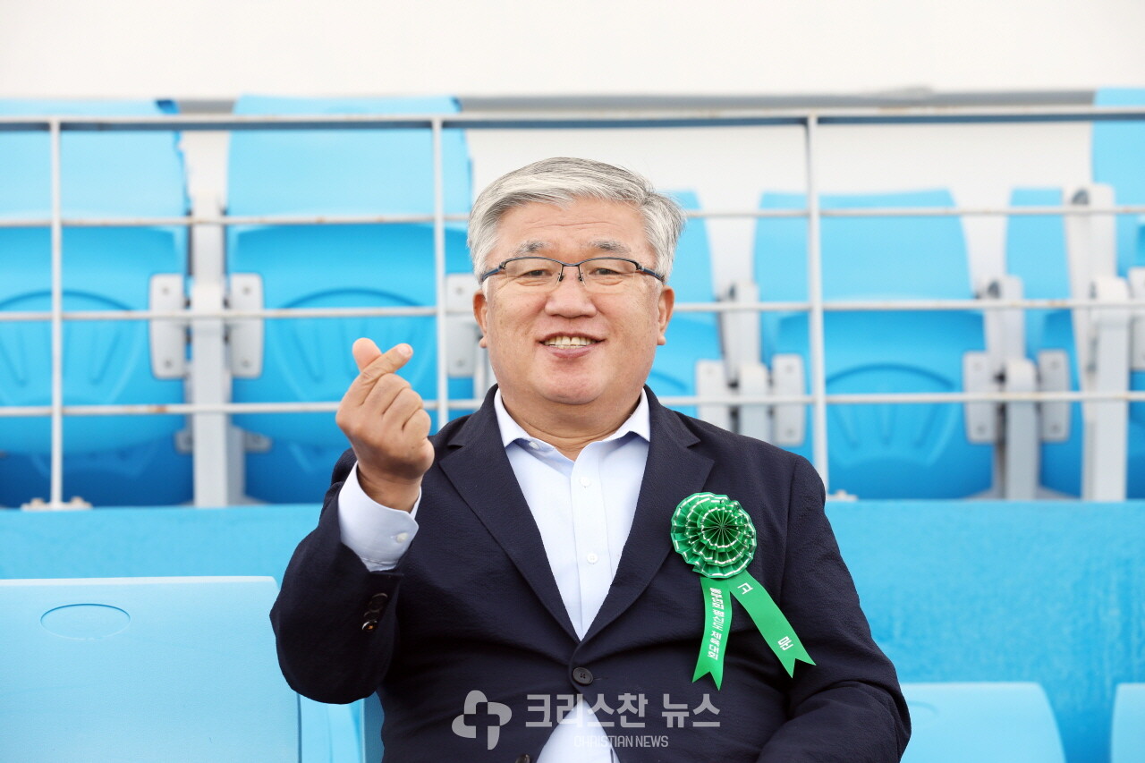 사랑의 하트를 날려주는 최헌영 목사