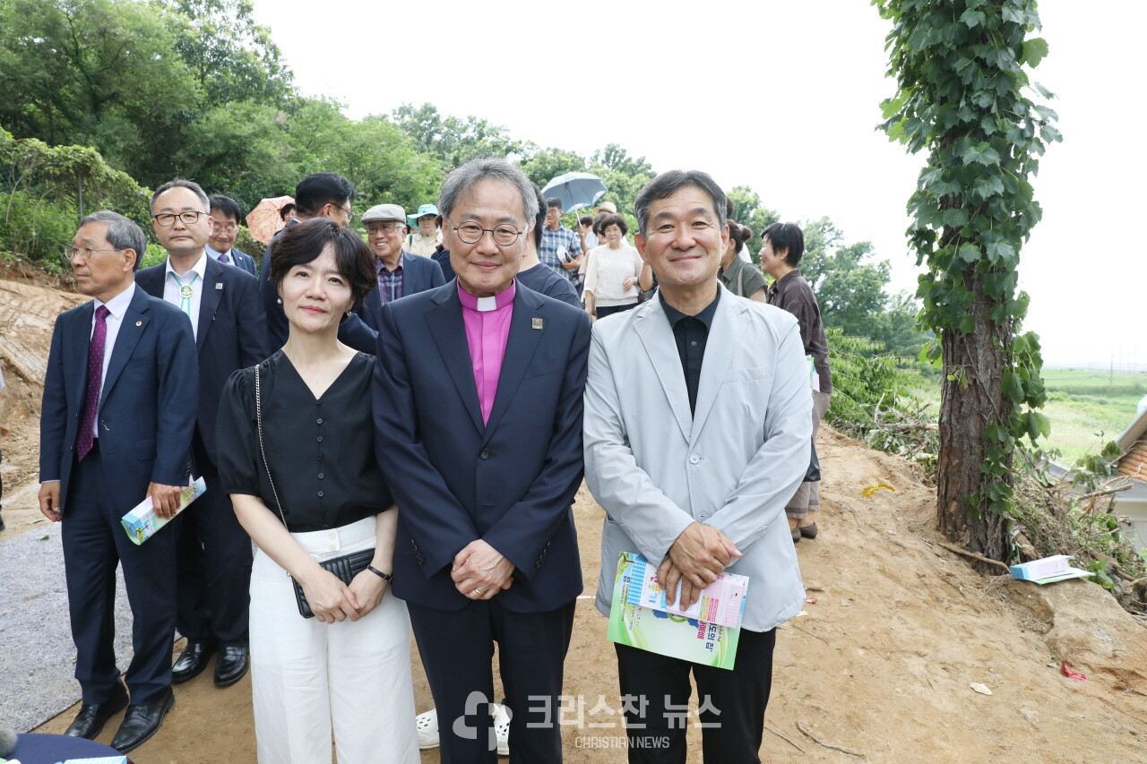김정석 감독회장과 진홍성 집사(우), 변정순 권사(좌) 부부 기념촬영 모습